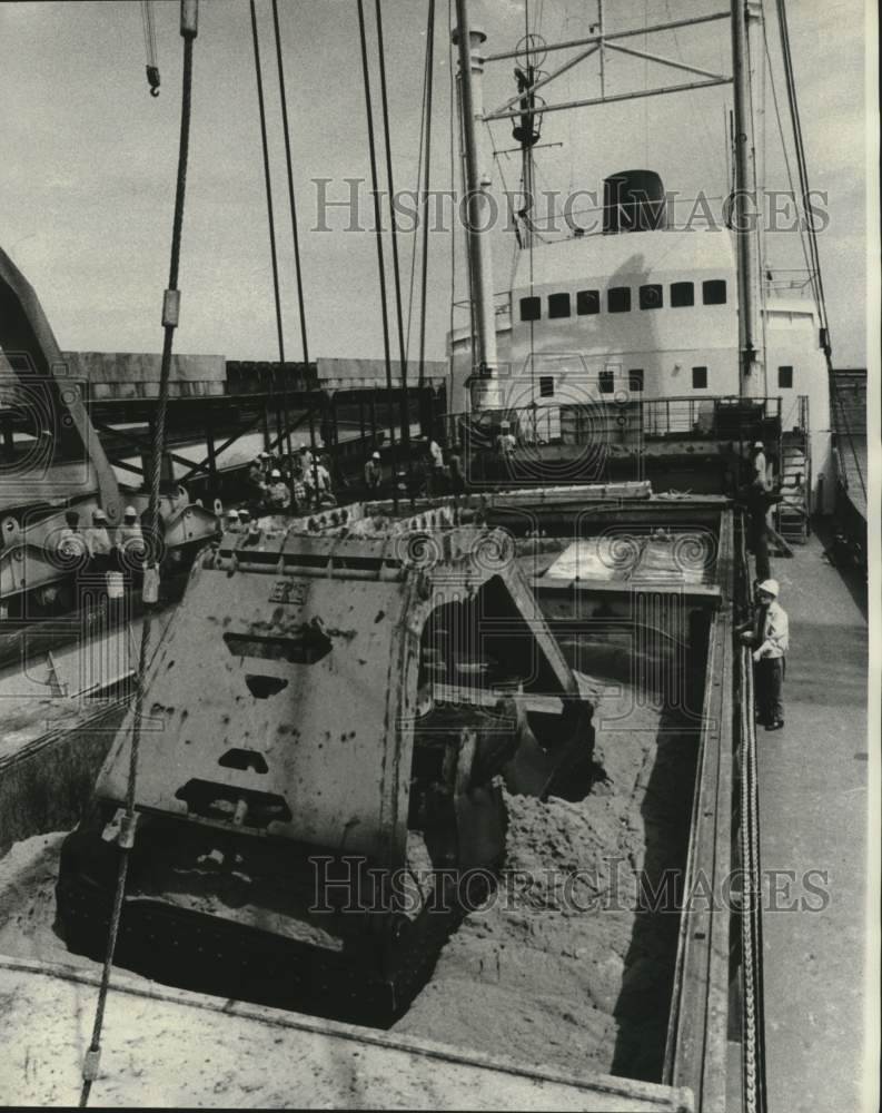 1975 Press Photo On Board Ship At The Public Bulk Terminal - noc08976
