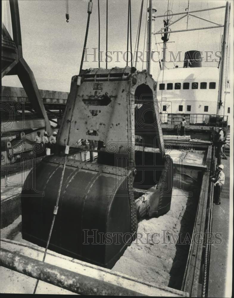 1975 Press Photo On Board Ship At Public Bulk Terminal - noc08977