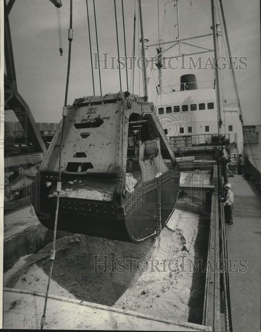 1975 Press Photo On Board Ship At Public Bulk Terminal - noc08978