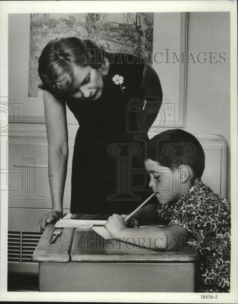 1968 Press Photo Teacher instructing her student using audio-visual aides - Historic Images