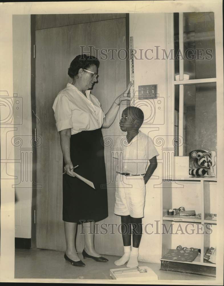 Load image into Gallery viewer, 1965 Press Photo Louis Beam measured by Euna Robertson at William Guste School
