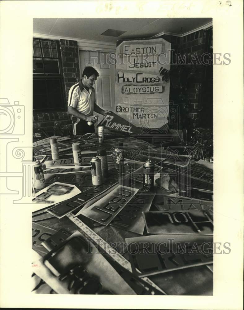 1982 Press Photo Organizer Sal Rando puts finishing touches on football pennants- Historic Images