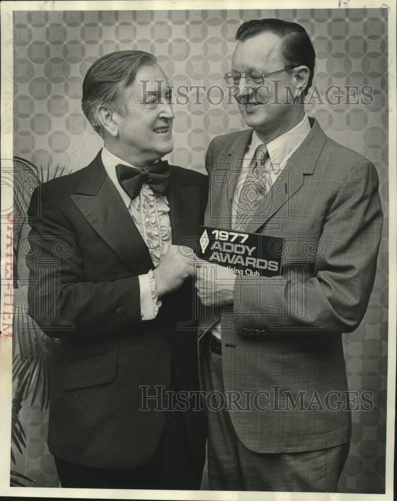 1978 Press Photo Paul Steen given Addy Award by Ernest Posey in New Orleans- Historic Images