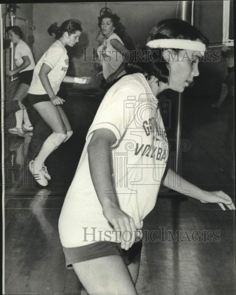 1976 Press Photo Tulane University volleyball player Liliana Posada exercises- Historic Images