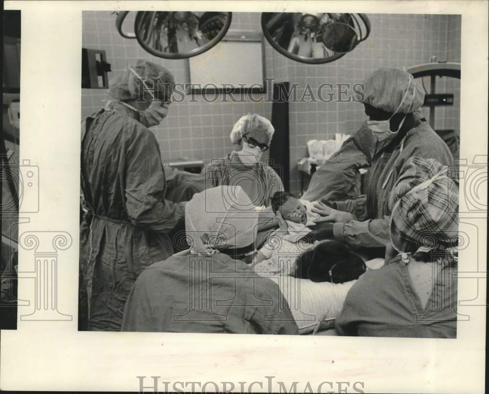 1978 Press Photo Dr. Mark Parker and team delivers of Carol Burnell&#39;s child- Historic Images