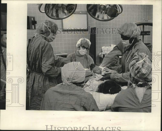 1978 Press Photo Dr. Mark Parker and team delivers of Carol Burnell's child- Historic Images