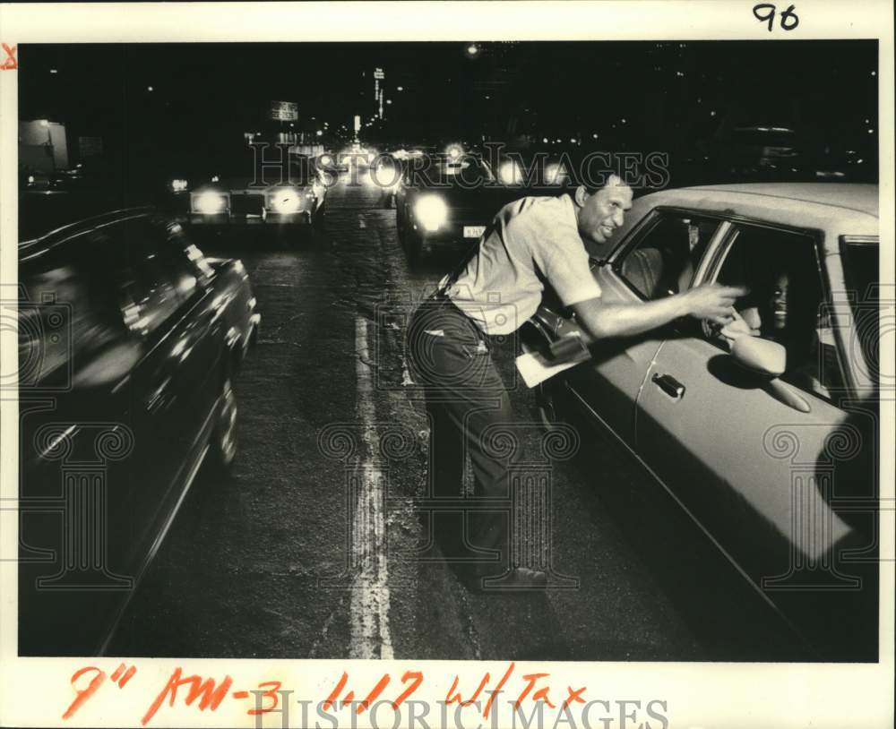 1982 Press Photo Postal Worker James Williams accepts tax returns, Loyola Avenue- Historic Images