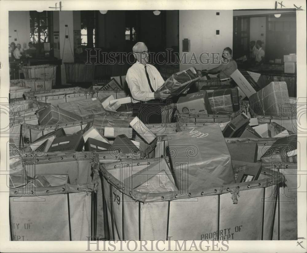 1961 Press Photo Postal Service - Edward Bowman and Packages - noc09233