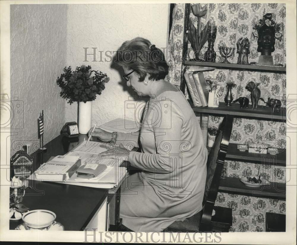 1969 Press Photo Cecilia M. Works At Her Desk- Historic Images