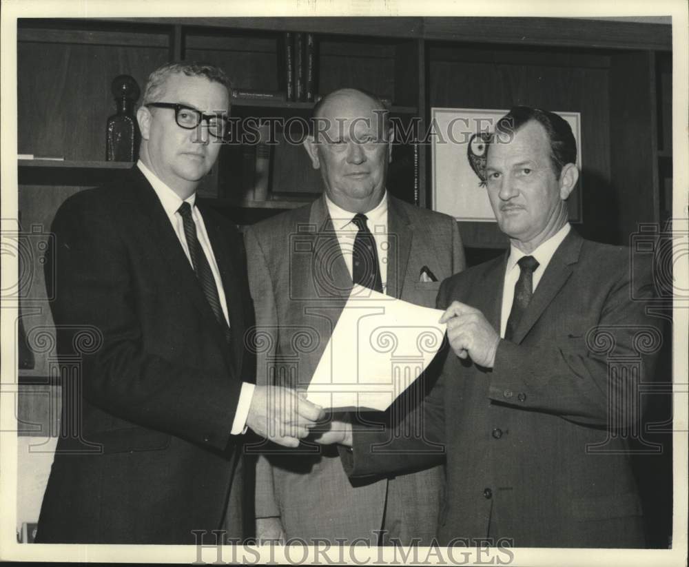 1969 Press Photo J.R. Picard Accepts Award for General Electric, Mississippi- Historic Images