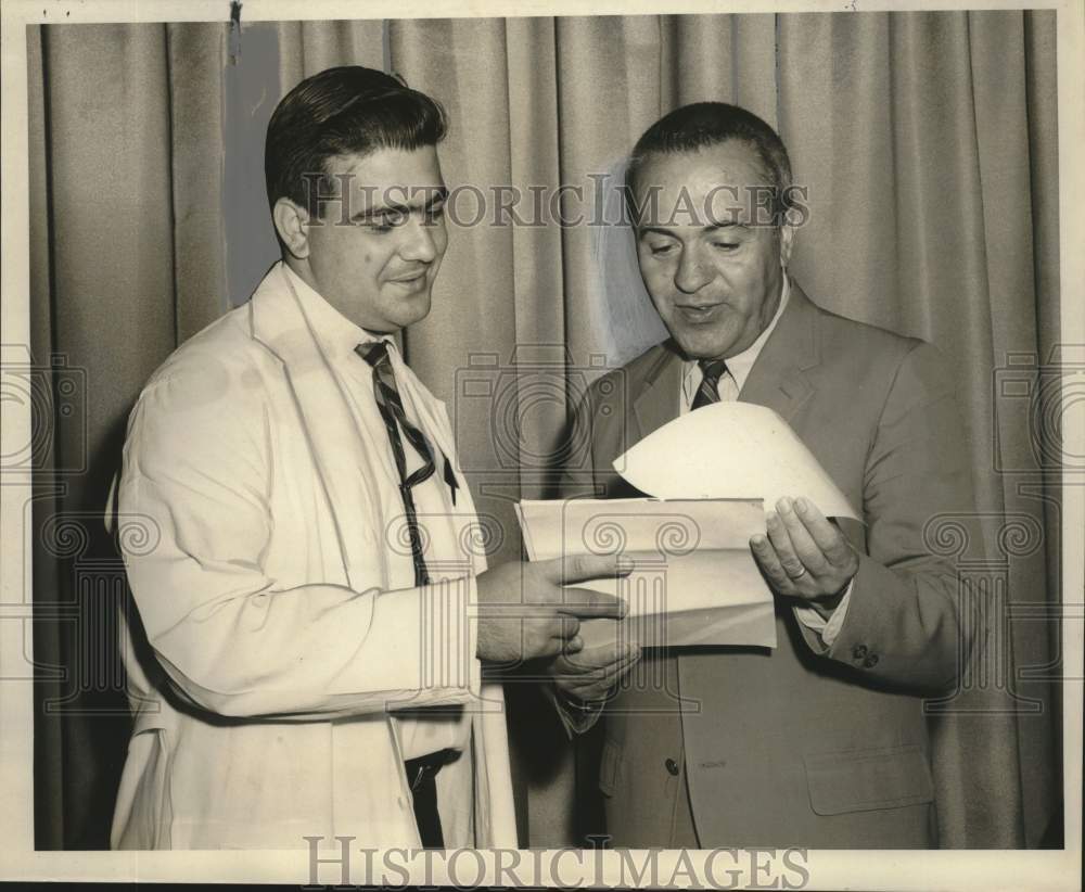 1969 Press Photo Dr. Pisano Talks With Dr. Sharra Prior To Lecture At Tulane- Historic Images