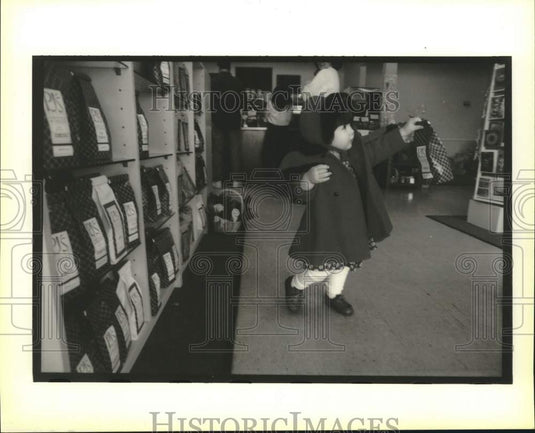 1995 Press Photo Chloe Esquivel picks up bag of coffee, P.J.'s in River Ridge