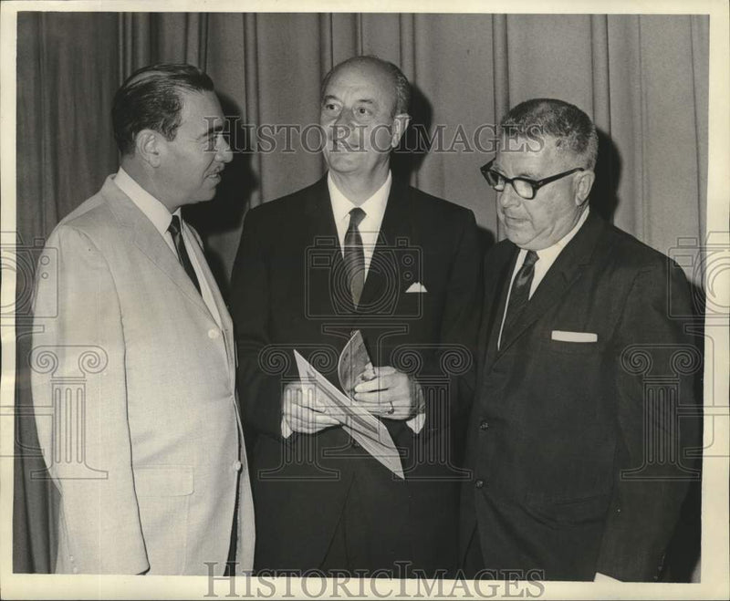 Load image into Gallery viewer, 1967 Press Photo Vincent Pizzo With Dr. Charles Rovetta And Frank Meydrich
