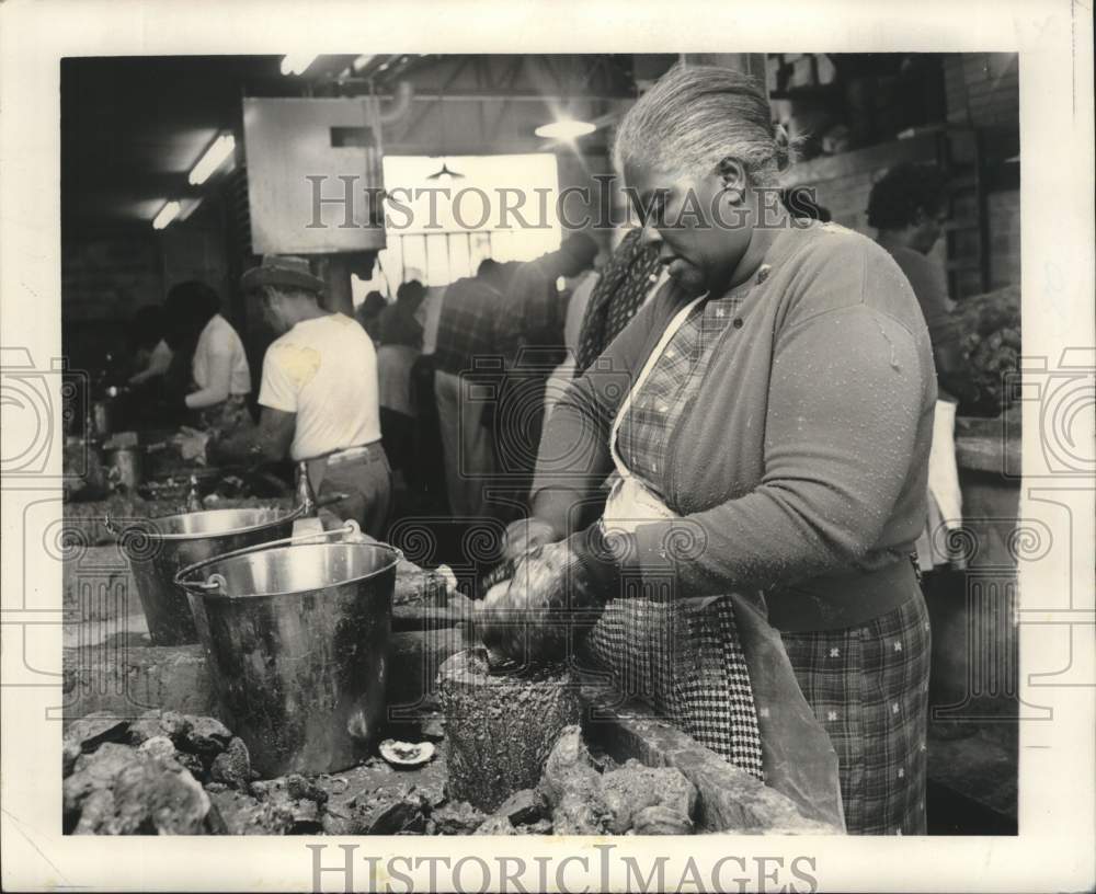 1965 Press Photo Christine Bickham and Hattie May Richardson Shuck Oysters