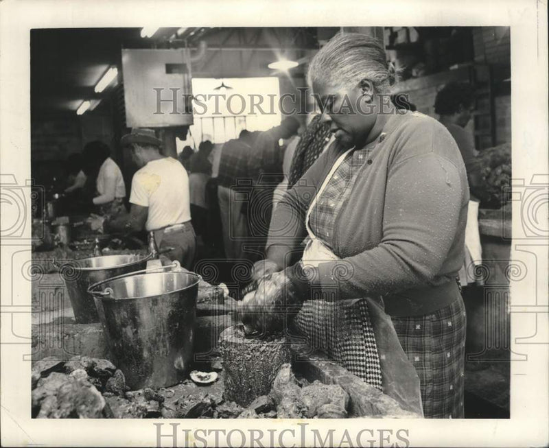 Load image into Gallery viewer, 1965 Press Photo Christine Bickham and Hattie May Richardson Shuck Oysters
