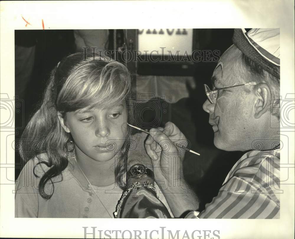 1988 Press Photo Violet Oyster Festival - Amy Ricard Has Face Painted, Louisiana- Historic Images