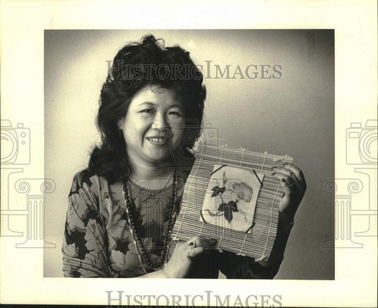 1987 Press Photo Fumiko Ozaki with Embroidery- Historic Images