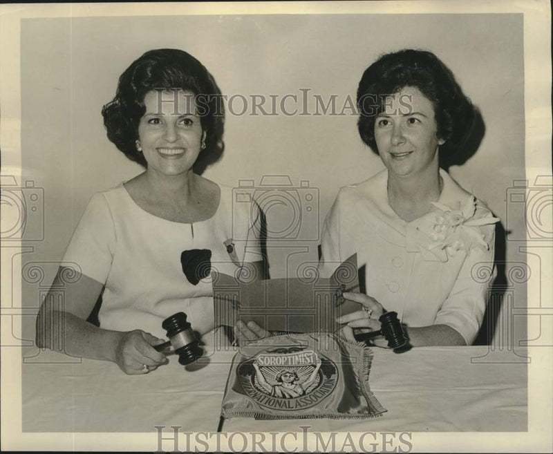 Load image into Gallery viewer, 1965 Press Photo New Orleans Soroptimist/Venture Clubs officer installation
