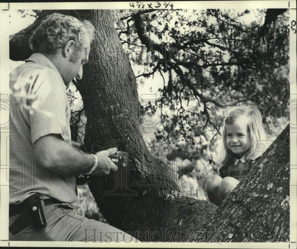 1976 Press Photo Photographer Mike Posey with her young subject at the park - Historic Images