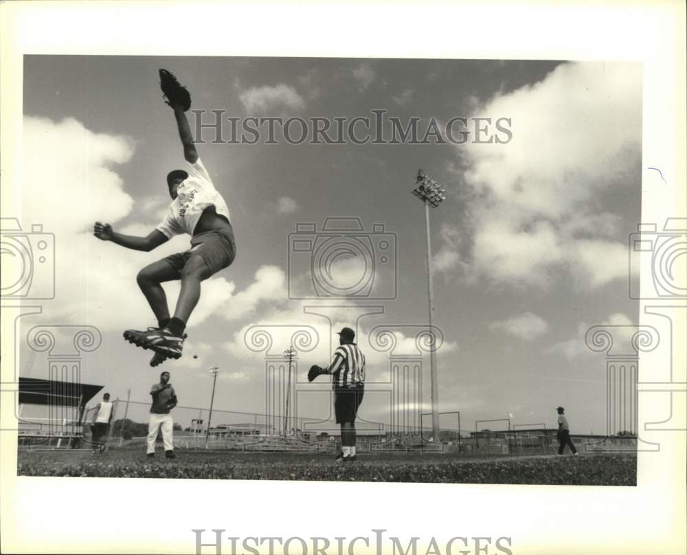 1994 Press Photo Tully Casbon, Port Sulphur baseball player jumps for fly ball