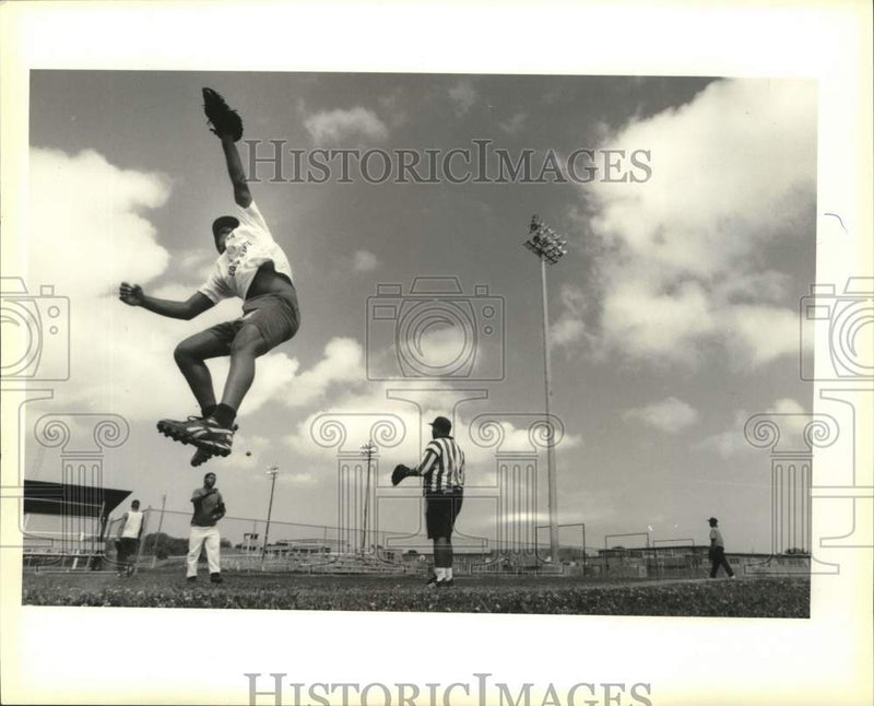 Load image into Gallery viewer, 1994 Press Photo Tully Casbon, Port Sulphur baseball player jumps for fly ball
