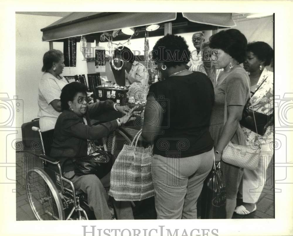 1988 Press Photo Teacher Diane Broussard Poree selling high fashion jewelry- Historic Images