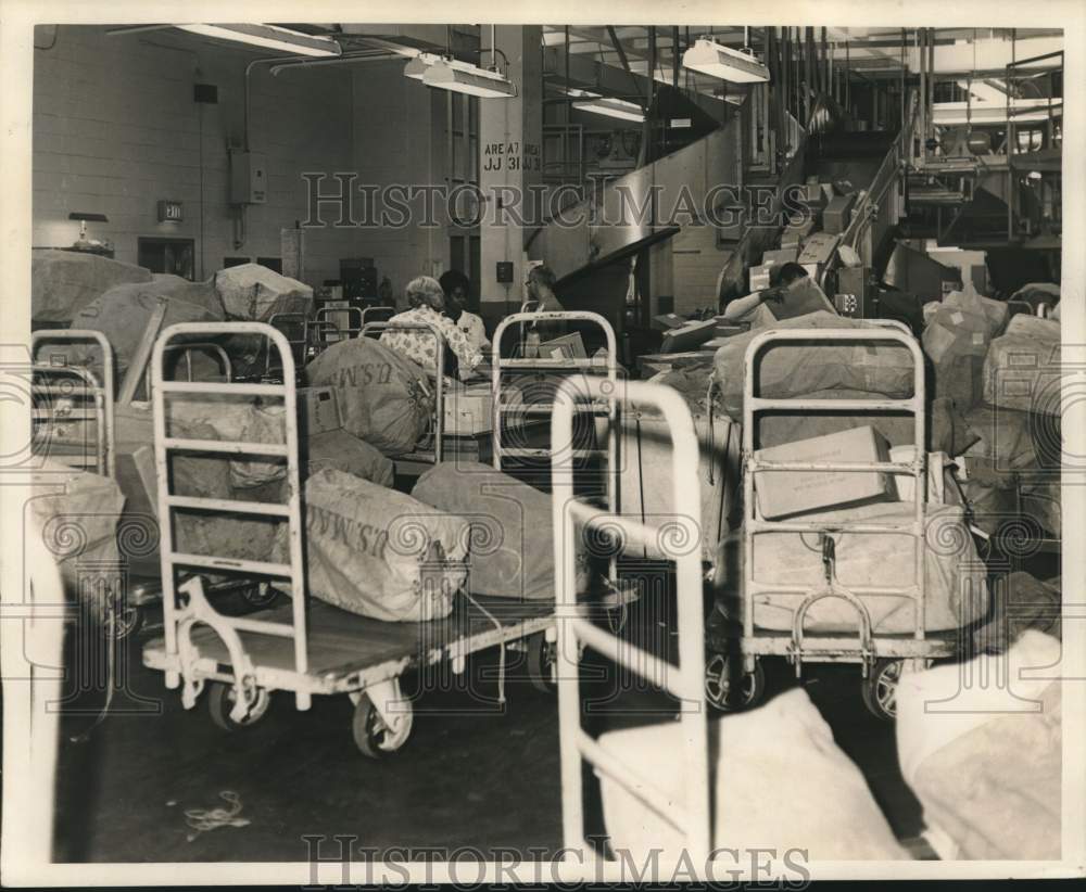 1966 Press Photo Christmas packages, letters and cards crowd Postal Office