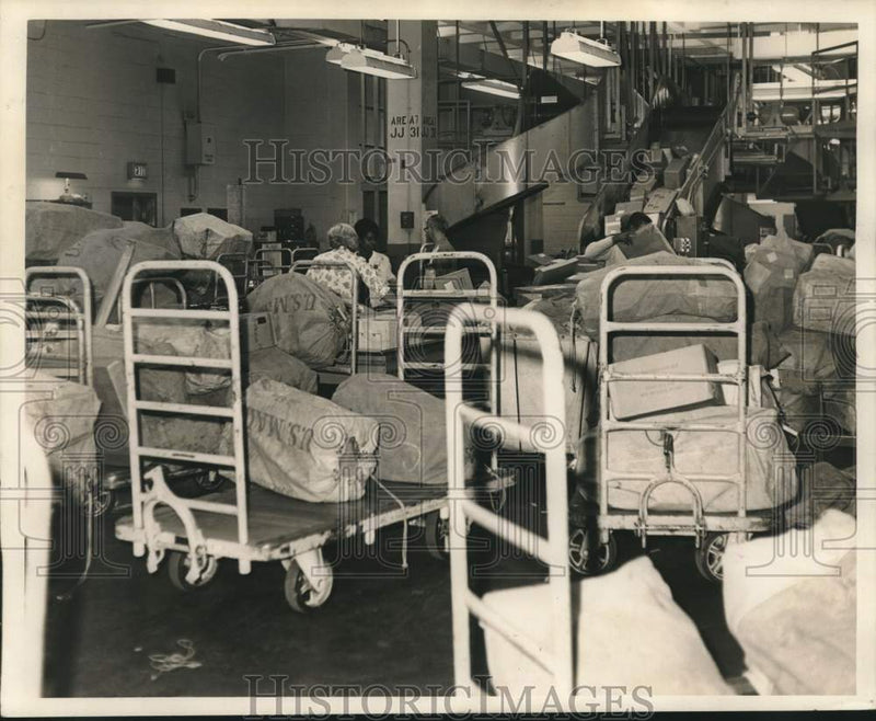 Load image into Gallery viewer, 1966 Press Photo Christmas packages, letters and cards crowd Postal Office
