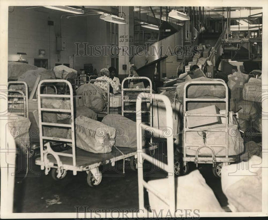 1966 Press Photo Christmas packages, letters and cards crowd Postal Office