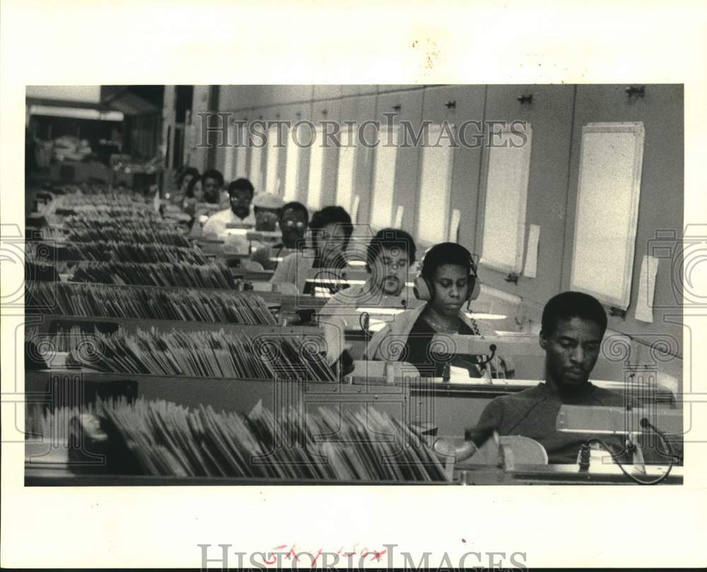 1983 Press Photo United States Post Office employees sorting Christmas mail- Historic Images