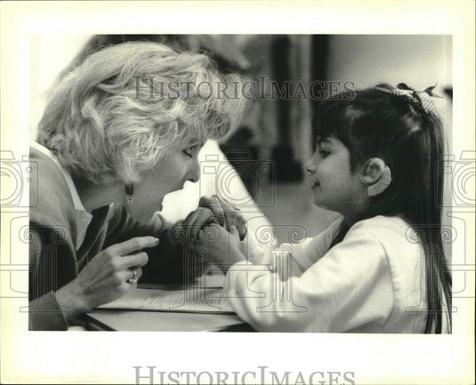 1995 Press Photo Speech Pathologist Susan Rampp works with Jasmine Quick- Historic Images