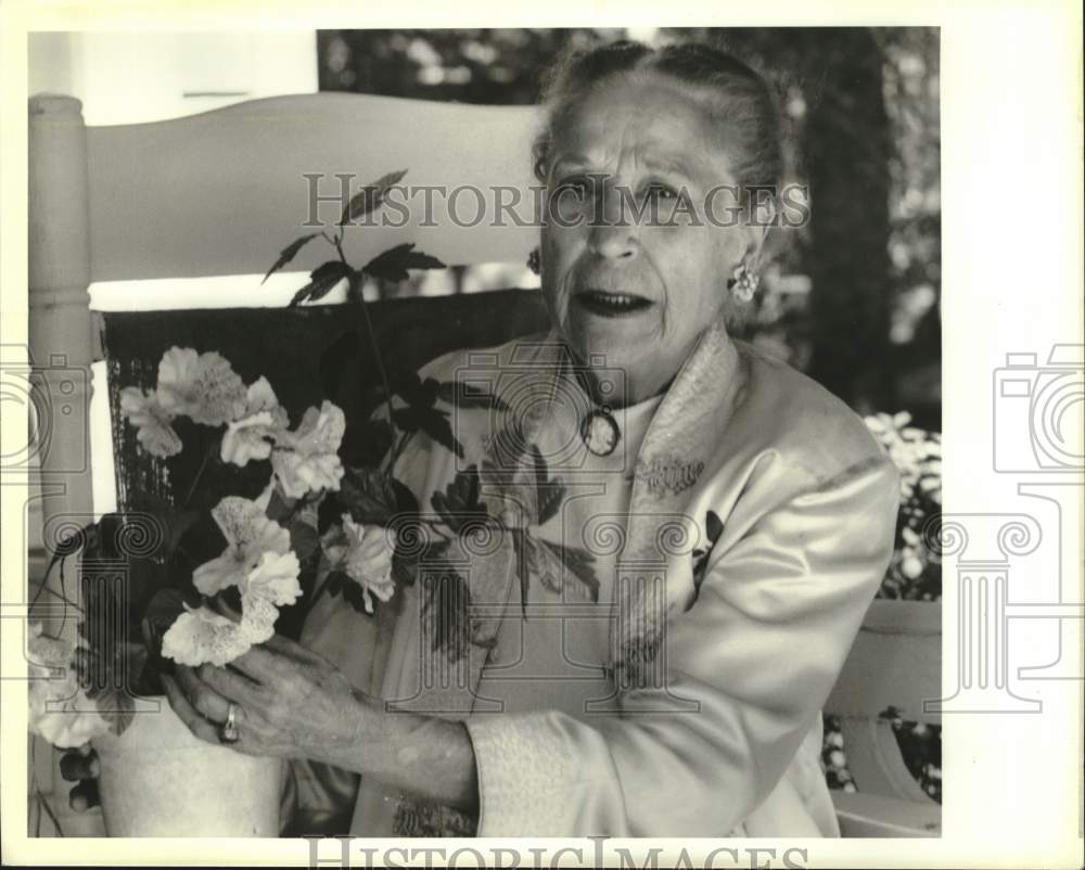 1989 Press Photo Naomi Rausch arranges plant at her home in Abita Springs