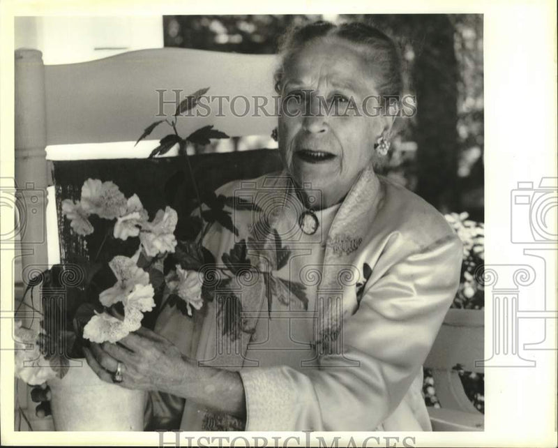 Load image into Gallery viewer, 1989 Press Photo Naomi Rausch arranges plant at her home in Abita Springs

