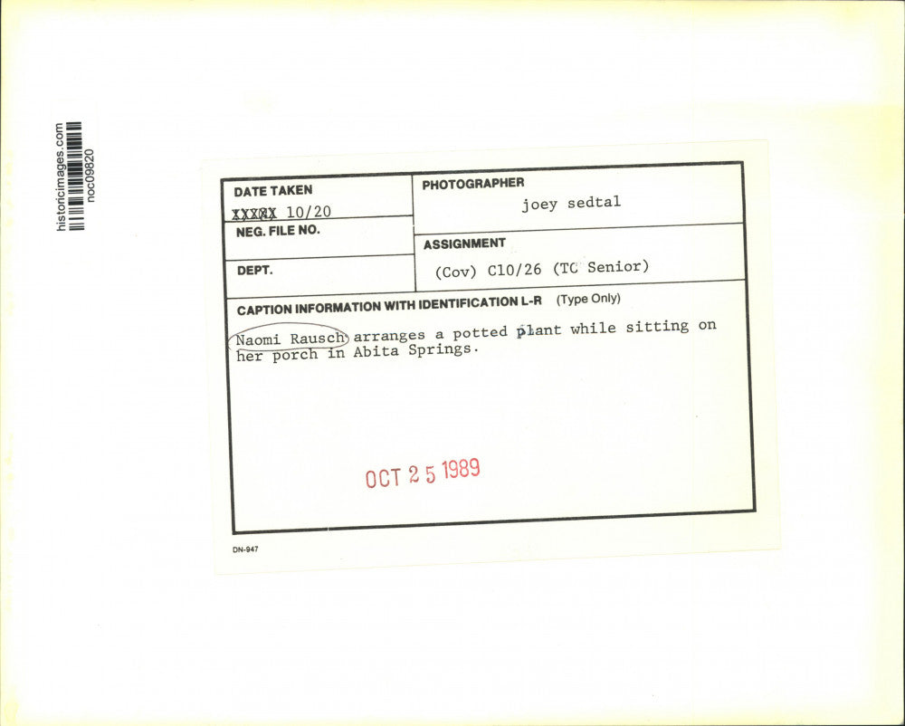 1989 Press Photo Naomi Rausch arranges plant at her home in Abita Springs