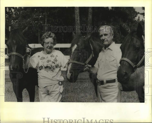 1989 Press Photo Henry and Mae Rauber with quarter horses at home near Covington- Historic Images