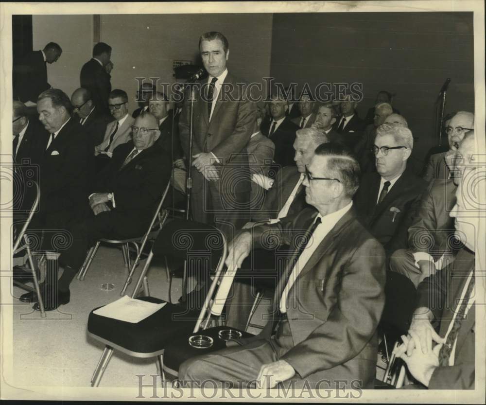 1969 Press Photo Henry Rauber, speaking at the Port Safety Meeting - noc09842