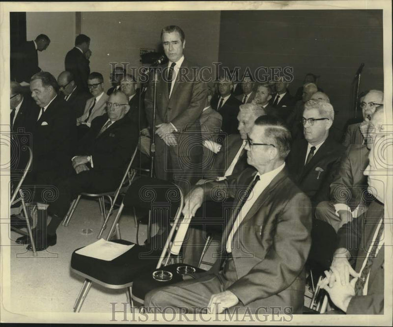 Load image into Gallery viewer, 1969 Press Photo Henry Rauber, speaking at the Port Safety Meeting - noc09842
