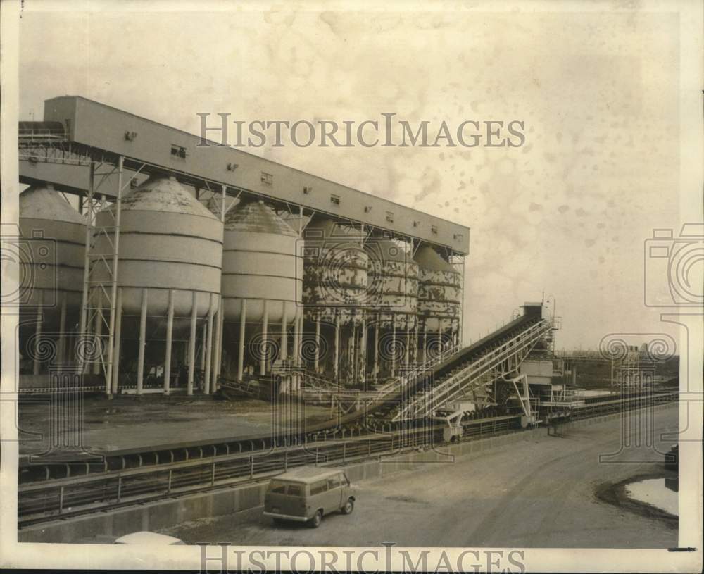 1973 Press Photo $1.5 million stacker at the Public Bulk Terminal - noc09914