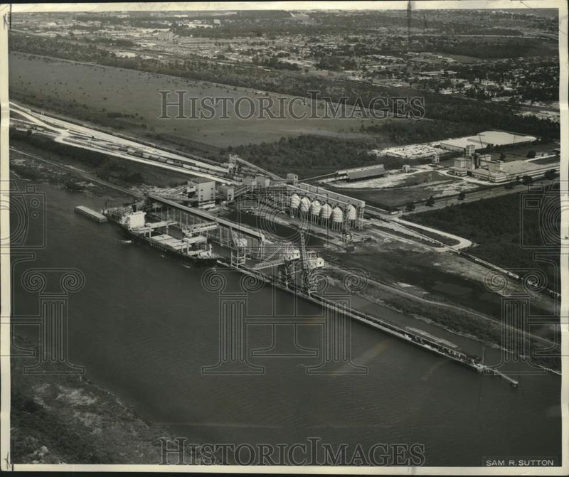 Load image into Gallery viewer, 1980 Press Photo Aerial view of the New Orleans' Public Bulk Terminal
