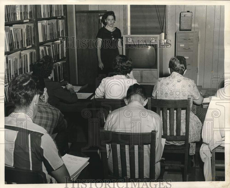 Load image into Gallery viewer, 1961 Press Photo Mrs. William J. Eagen with her students from Project Learn
