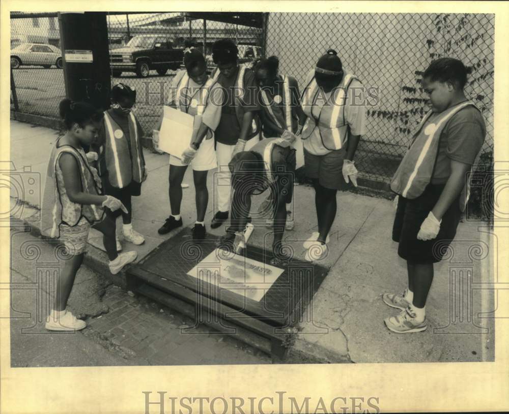 1995 Press Photo Project Reality summer camp members paint stencil sign on drain- Historic Images