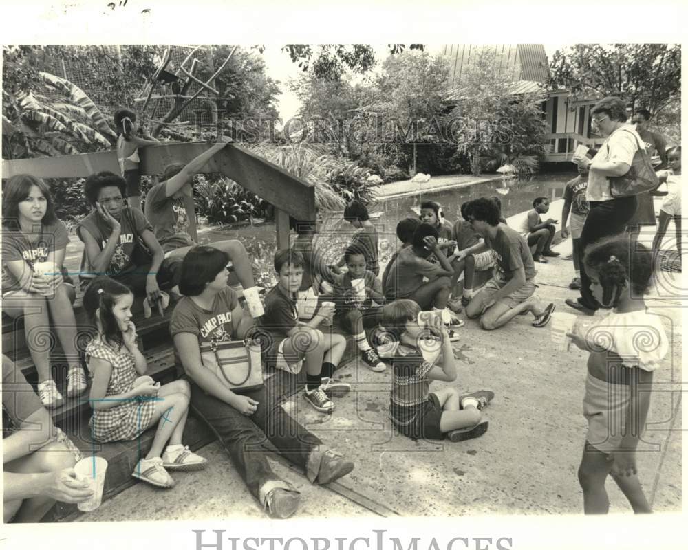 1979 Press Photo Kids and adults drink water on field trip in Louisiana - Historic Images