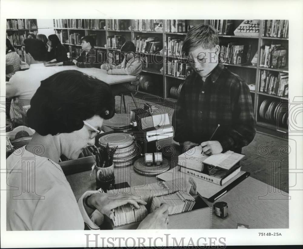 1968 Press Photo A student checking out audiovisual aids for Project Discovery- Historic Images