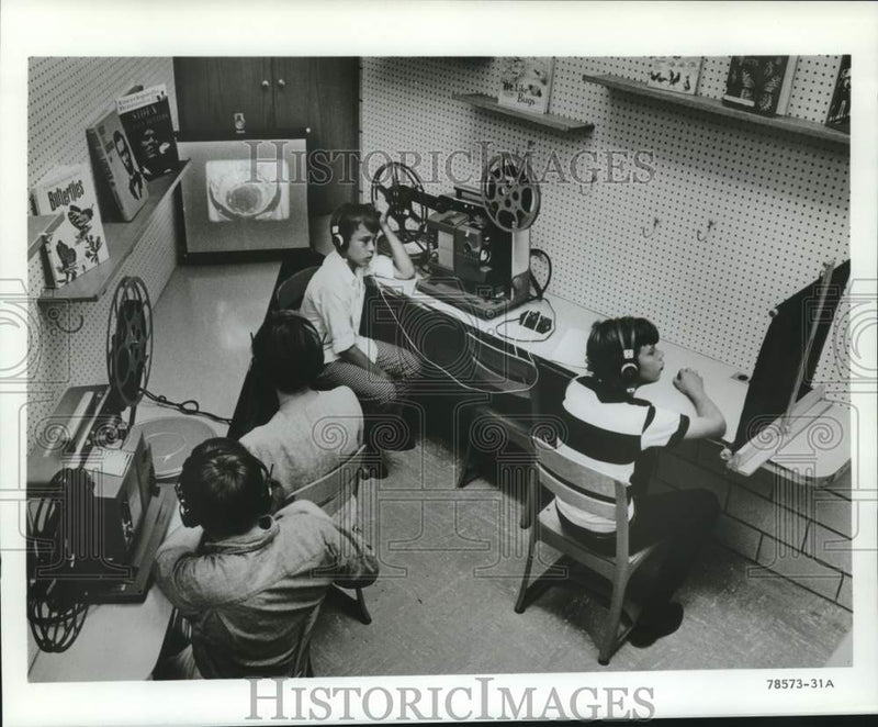 Load image into Gallery viewer, 1968 Press Photo Students inside projection room at Mercer Elementary School
