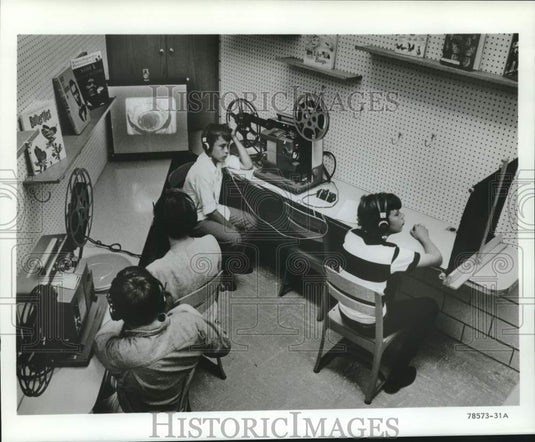 1968 Press Photo Students inside projection room at Mercer Elementary School