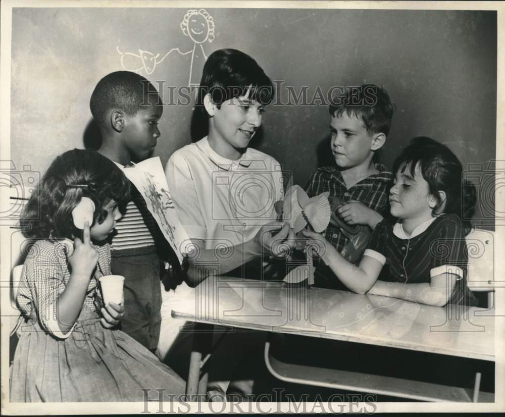 1967 Press Photo Headstart Program students with teacher at Laurel School- Historic Images