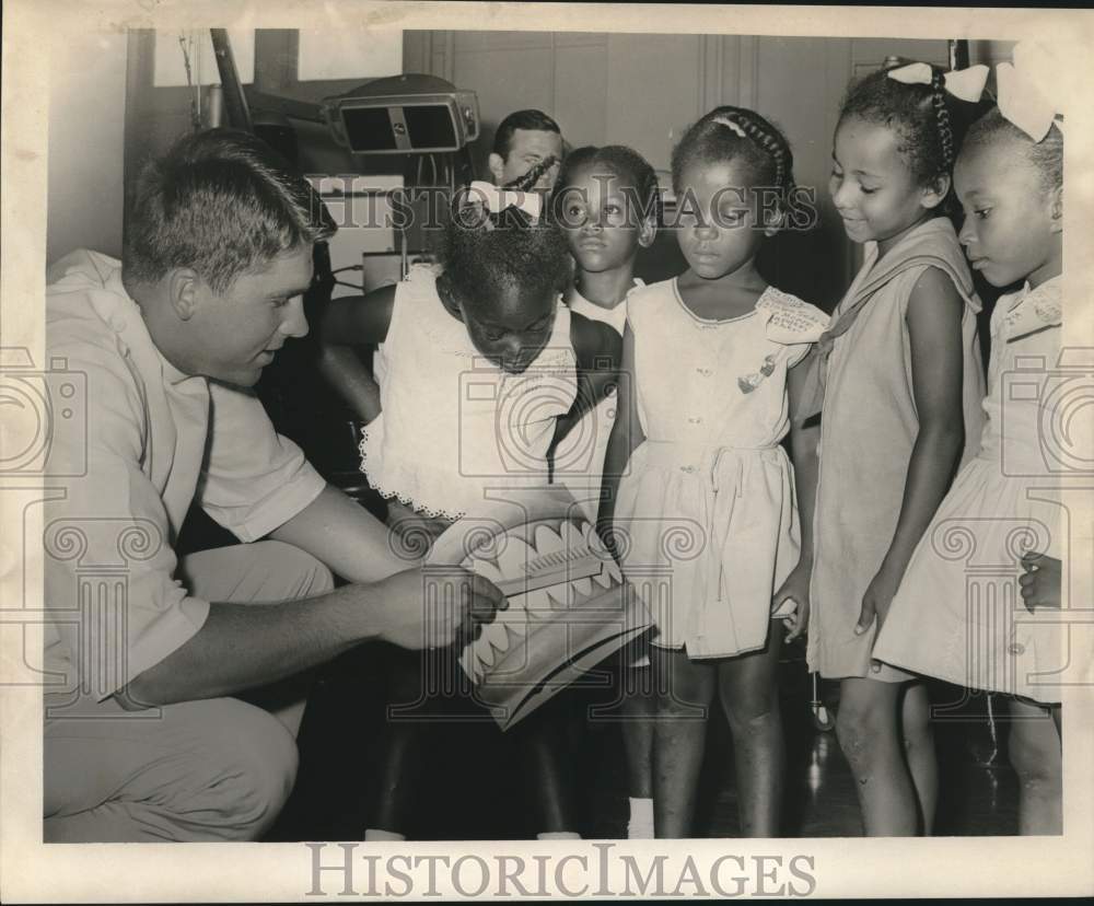 1965 Press Photo Rick Gruner, Loyola Dentistry student with Headstart children - Historic Images