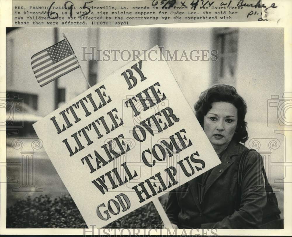 1981 Press Photo Mrs. Francis Bradwell with sign supporting Judge Lee- Historic Images