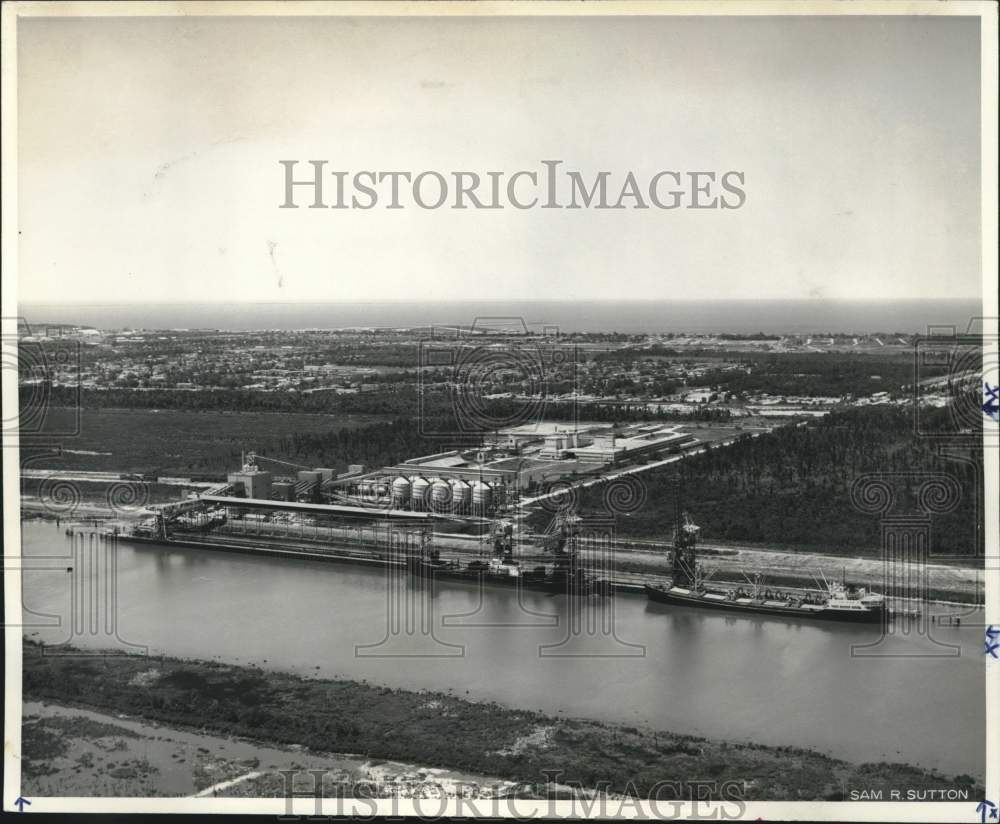 1969 Press Photo Aerial view of Public Bulk Terminal shows freighters unloading