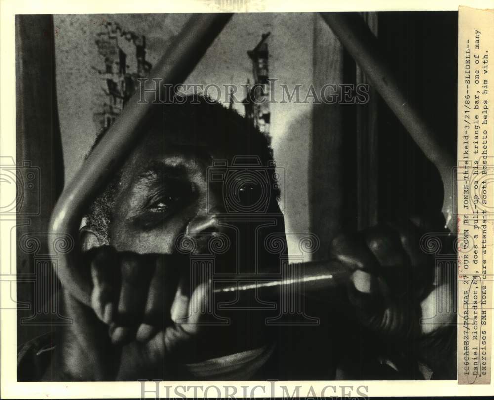 1986 Press Photo Daniel Richardson Exercises at Home in Louisiana - noc10087- Historic Images